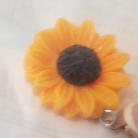 NWT sunflower earrings - Picture 2 of 3
